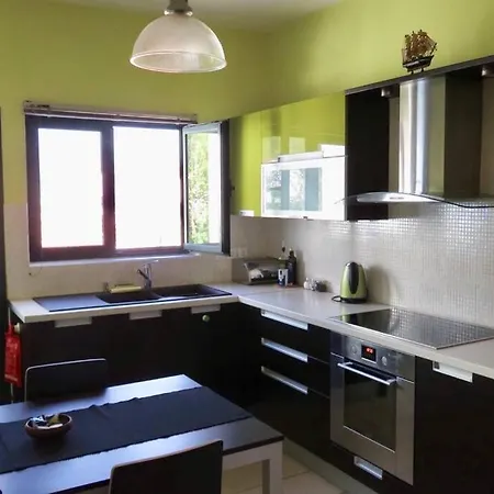 Alexi's Apartment. 1 Minute Walk To The Beach. Lejlighed