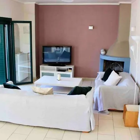 Alexi's Apartment. 1 Minute Walk To The Beach. Lejlighed