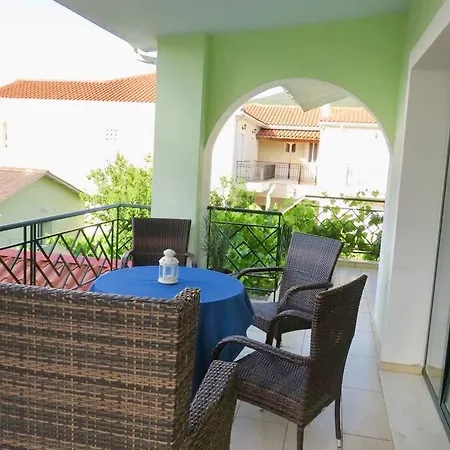 Alexi's Apartment. 1 Minute Walk To The Beach. Lejlighed